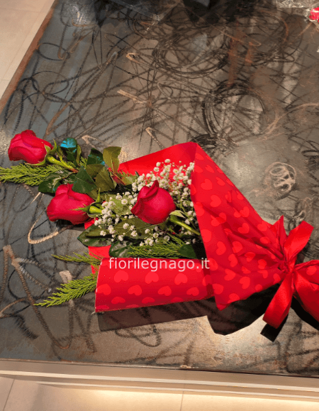Mazzo di 3 rose rosse ben confezionate