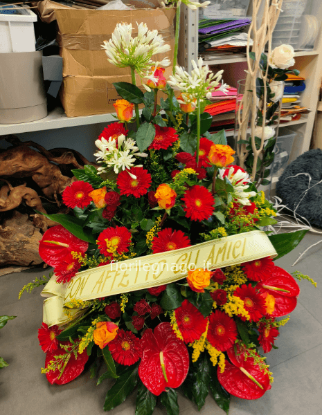 Composizione funebre sui toni del rosso