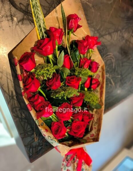 Doppia dozzina di rose rosse a gambo lungo