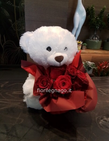 Orsetto di peluches con rose