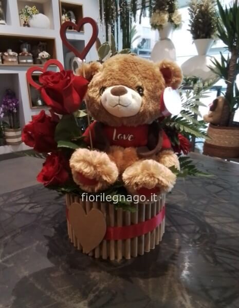 Composizione in scatola di 3 rose rosse e orsacchiotto